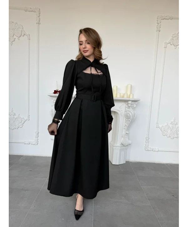 Pencere Yaka Bağlama Detaylı Kemerli Siyah Elbise