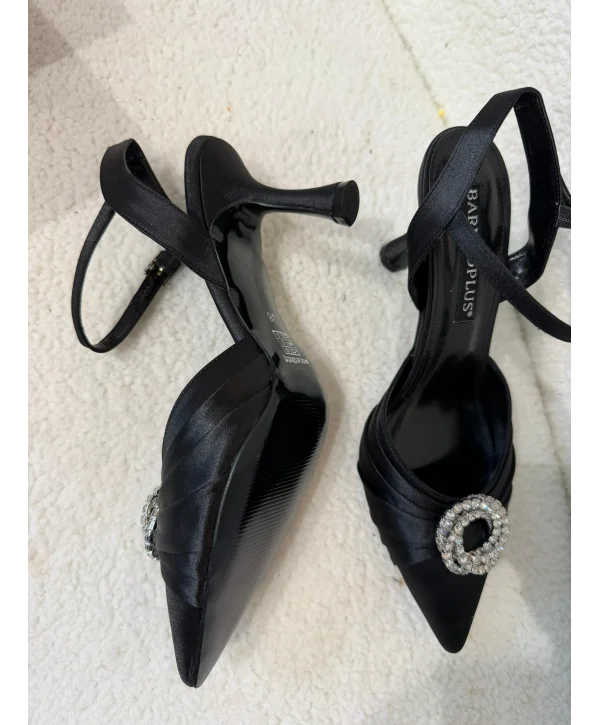 Taş detaylı ayakkabı