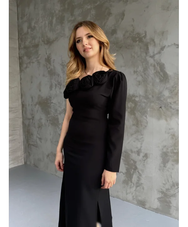 Tek Kol Gül Detaylı Siyah Elbise