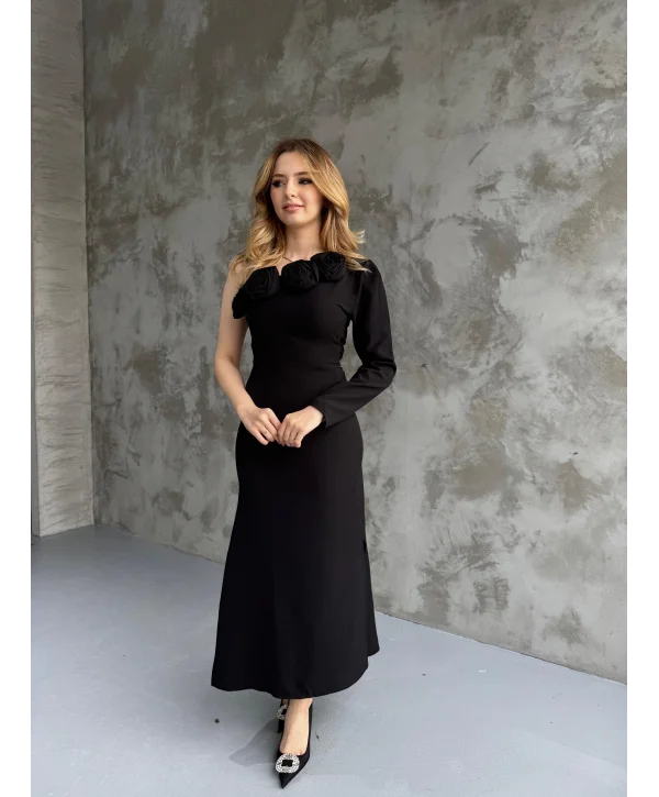 Tek Kol Gül Detaylı Siyah Elbise