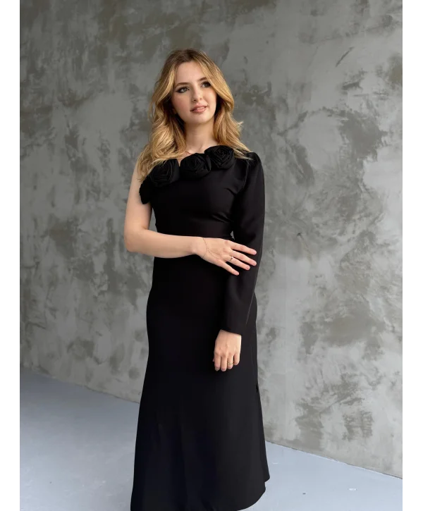 Tek Kol Gül Detaylı Siyah Elbise