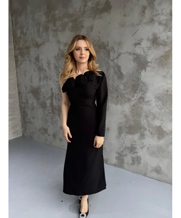 Tek Kol Gül Detaylı Siyah Elbise