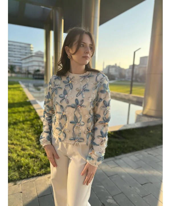 Tül ve Pul İşlemeli Çiçekli Mavi Triko Kazak