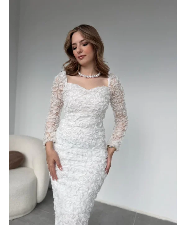 Üç Boyutlu Gül Aplikeli Kalp Yaka Beyaz Elbise