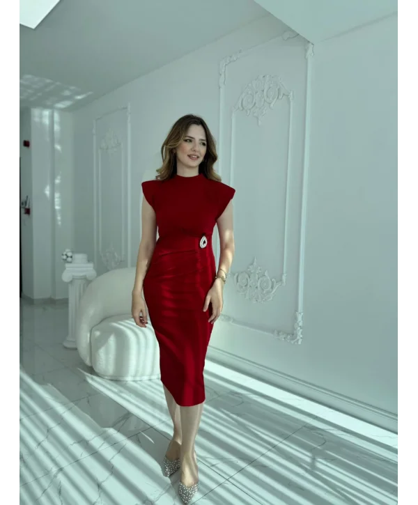 Vatkalı Omuz ve Broş Detaylı Zarif Kırmızı Elbise