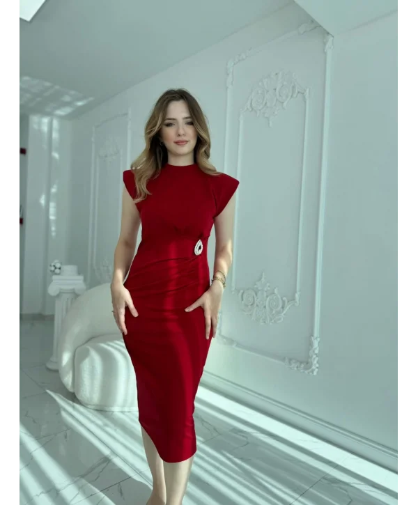 Vatkalı Omuz ve Broş Detaylı Zarif Kırmızı Elbise