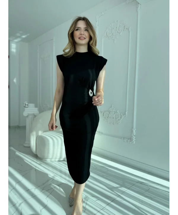 Vatkalı Omuz ve Broş Detaylı Zarif Siyah Elbise