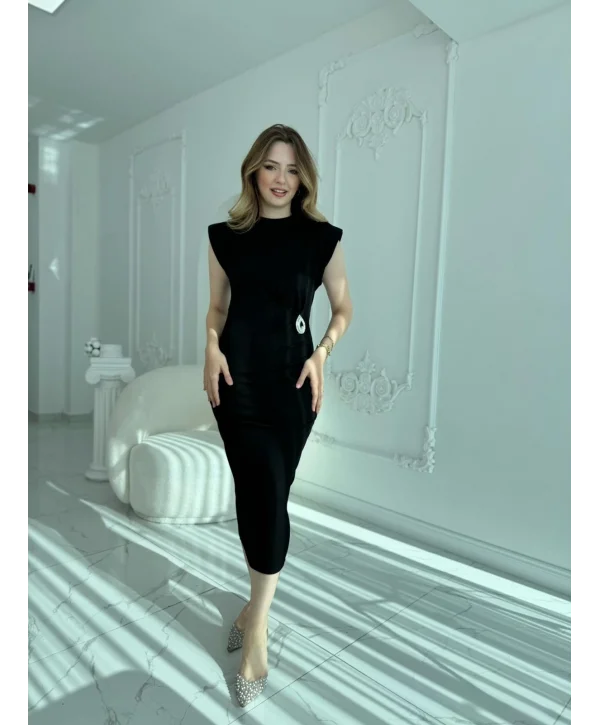 Vatkalı Omuz ve Broş Detaylı Zarif Siyah Elbise