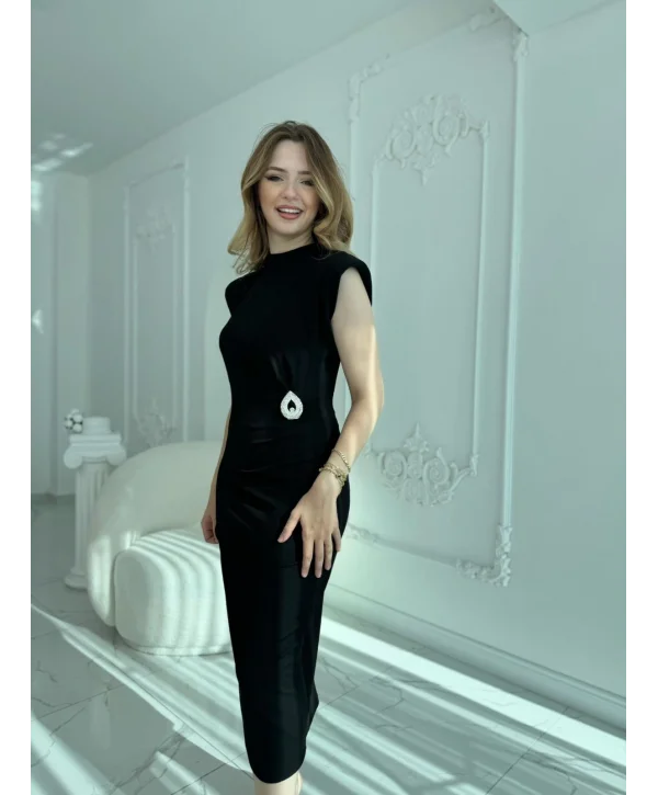 Vatkalı Omuz ve Broş Detaylı Zarif Siyah Elbise