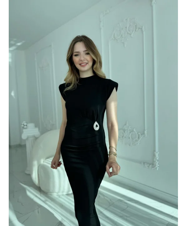 Vatkalı Omuz ve Broş Detaylı Zarif Siyah Elbise