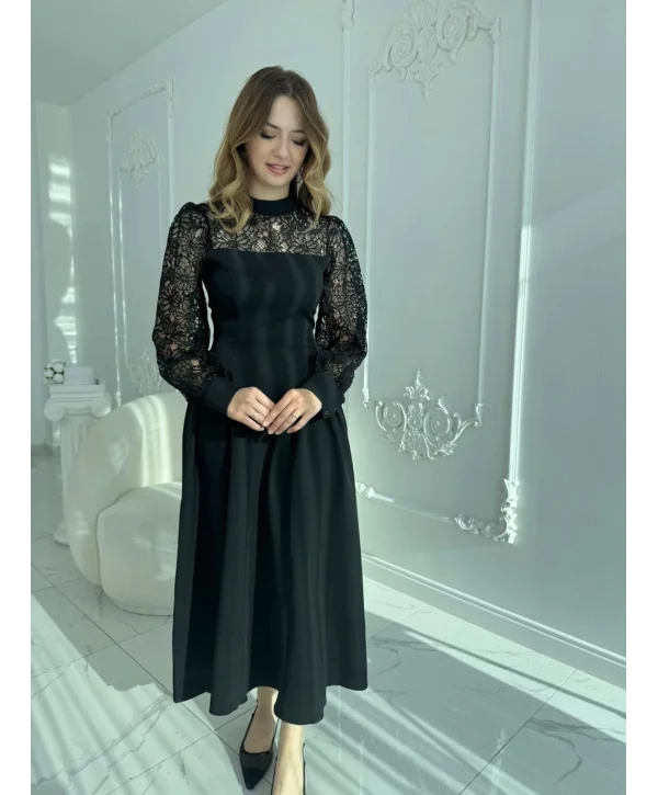 Yaka ve Kol Dantel Detaylı Prenses Kesim Siyah Elbise
