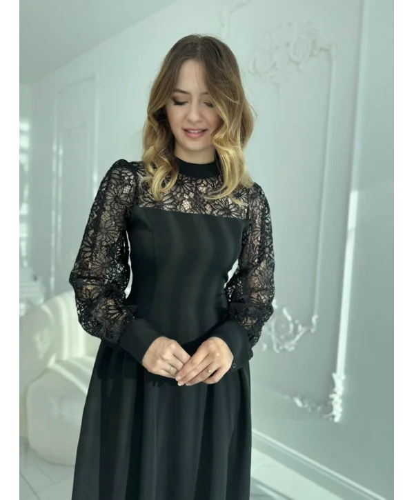 Yaka ve Kol Dantel Detaylı Prenses Kesim Siyah Elbise