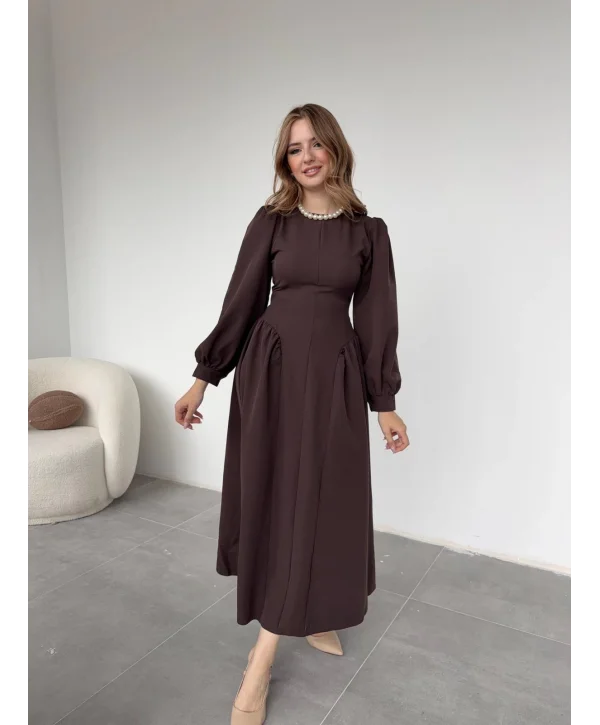 Yanları Büzgülü Etek ve Arkadan Kuşaklı Uzun Kahve Elbise