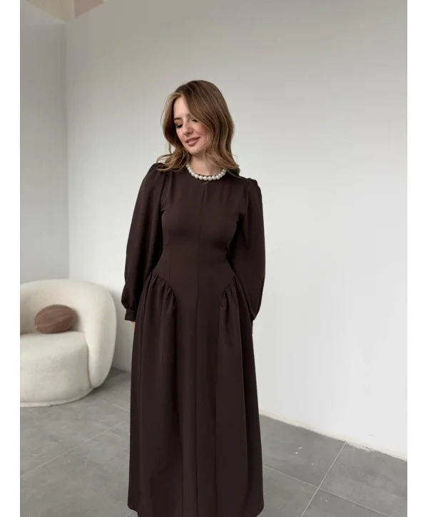 Yanları Büzgülü Etek ve Arkadan Kuşaklı Uzun Kahve Elbise