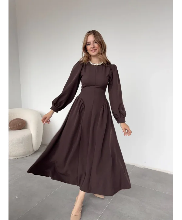 Yanları Büzgülü Etek ve Arkadan Kuşaklı Uzun Kahve Elbise