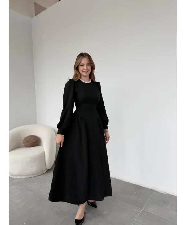 Yanları Büzgülü Etek ve Arkadan Kuşaklı Uzun Siyah Elbise