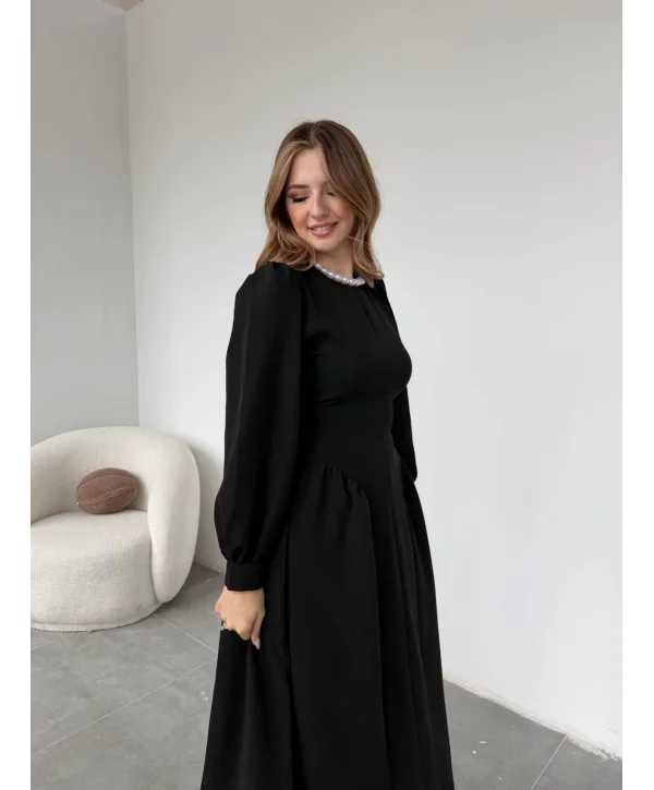 Yanları Büzgülü Etek ve Arkadan Kuşaklı Uzun Siyah Elbise