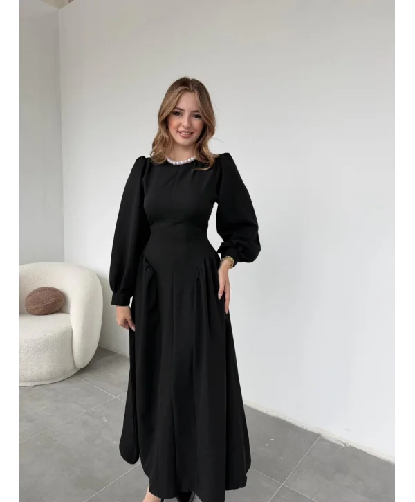 Yanları Büzgülü Etek ve Arkadan Kuşaklı Uzun Siyah Elbise