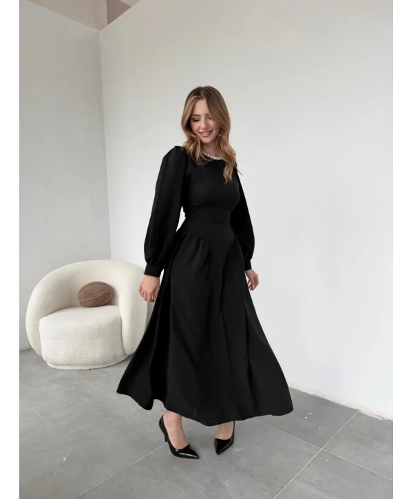 Yanları Büzgülü Etek ve Arkadan Kuşaklı Uzun Siyah Elbise
