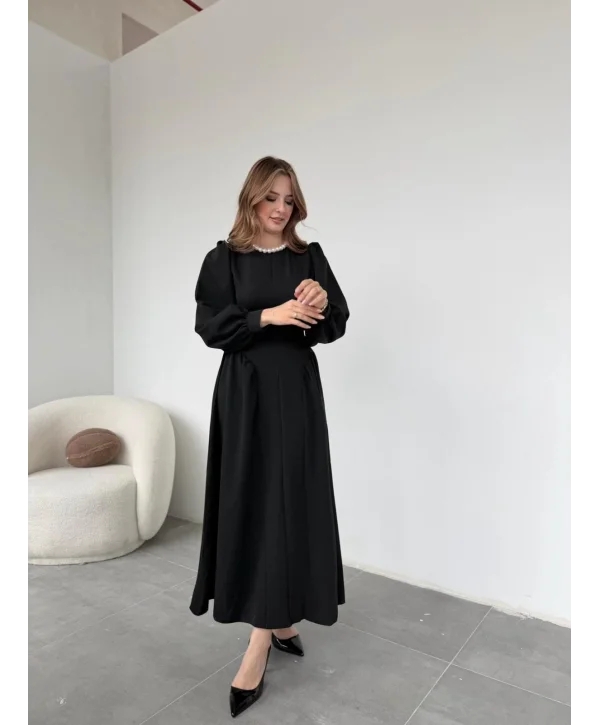 Yanları Büzgülü Etek ve Arkadan Kuşaklı Uzun Siyah Elbise