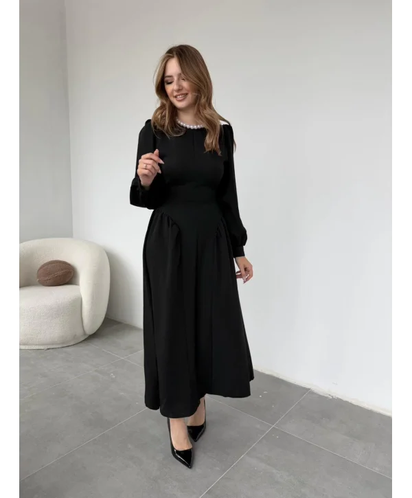 Yanları Büzgülü Etek ve Arkadan Kuşaklı Uzun Siyah Elbise