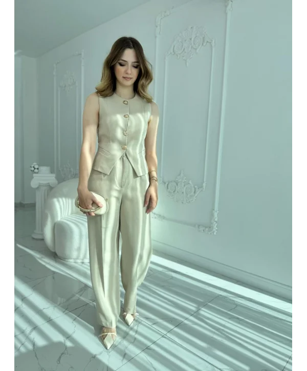 Zarif Kesimli Gold Düğmeli Pantolon & Yelek Takım Krem