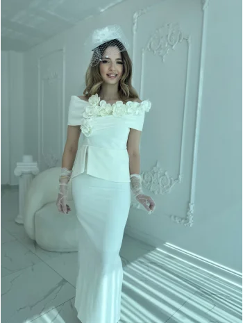 3D Çiçek Detaylı Madonna Yaka Tam Boy Beyaz Abiye Elbise