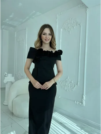 3D Çiçek Detaylı Madonna Yaka Tam Boy Siyah Abiye Elbise