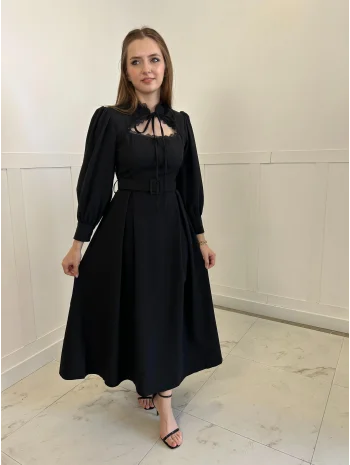 Göğüs Detaylı Yakası Bağlamalı Siyah Max Boy Elbise