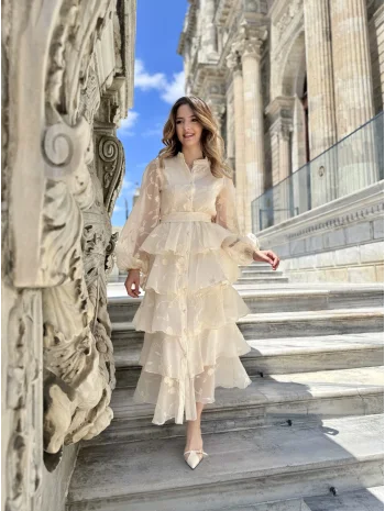 Nakışlı Karolin Kumaş Volanlı Kat Kat Bej Kuşaklı Elbise