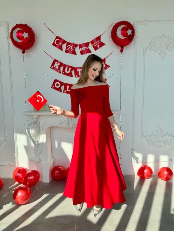 Madonna Yaka Gül Detaylı Kırmızı Elbise