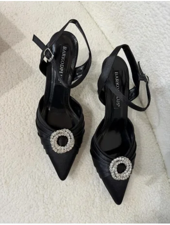 Taş detaylı ayakkabı