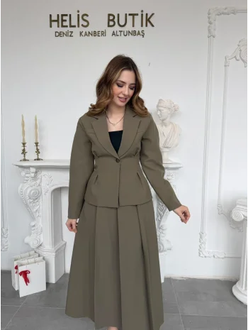 Belden Oturtmalı Haki Ceket ve Uzun Etek Takımı