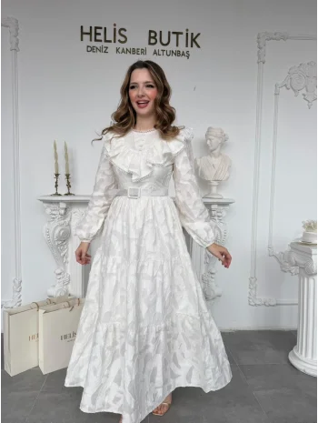 Jakar Desenli Göğüs Fırfır Detaylı Kemerli Maxi Boy Ekru Elbise