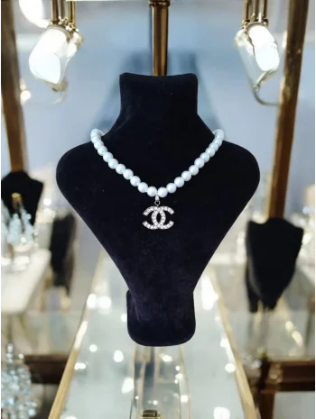 Broş Detay İnci kolye