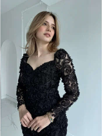 Üç Boyutlu Gül Aplikeli Kalp Yaka Siyah Elbise