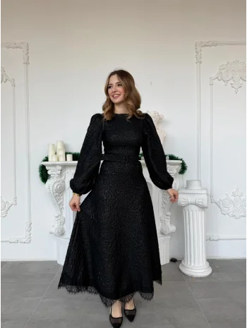 Işıltılı Özel Kumaş Kemerli Etek Ucu Dantelli Siyah Elbise