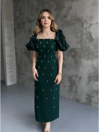 Kare Yaka Maxi Boy Taş Detaylı PERA Zümrüt Elbise