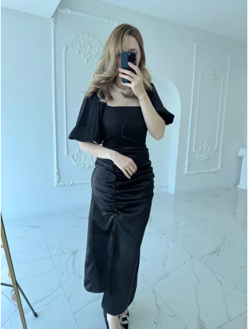 Kare Yaka Saten Önü Büzgülü Yırtmaçlı Siyah Elbise