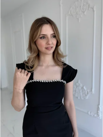 Siyah Maxi boy yaka taş detaylı uzun elbise