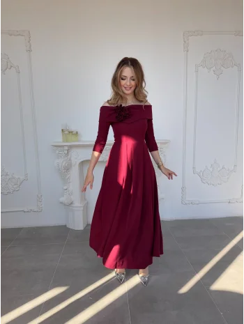 Madonna Yaka Gül Detaylı Bordo Elbise