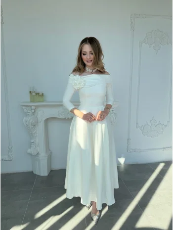 Madonna Yaka Gül Detaylı Ekru Elbise