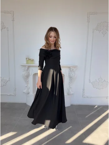 Madonna Yaka Gül Detaylı Siyah Elbise