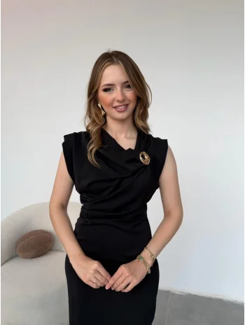 Metal Tokalı Drapeli Siyah Elbise