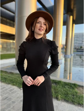 Omuz Detaylı Boğazlı Siyah Triko Elbise