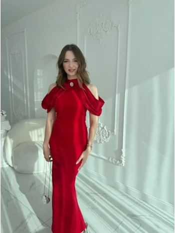 Omuz Detaylı Yaka Broşlu Kırmızı Abiye Elbise