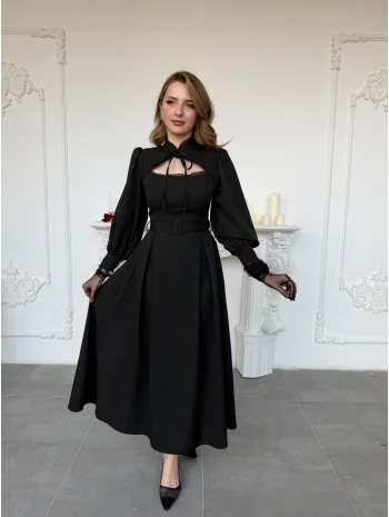 Pencere Yaka Bağlama Detaylı Kemerli Siyah Elbise