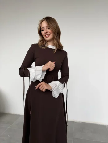 Pliseli Kol Detaylı Kemerli Dokuma Kahve Elbise