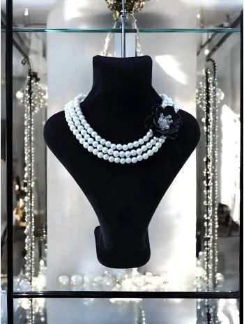 Siyah Çiçek Detay Kolye