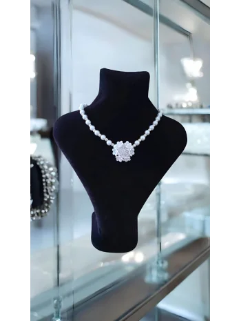 Taş detaylı inci kolye